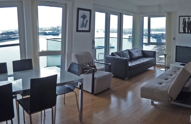 Modern riverfront 3 bedroom apartment, North Greenwich