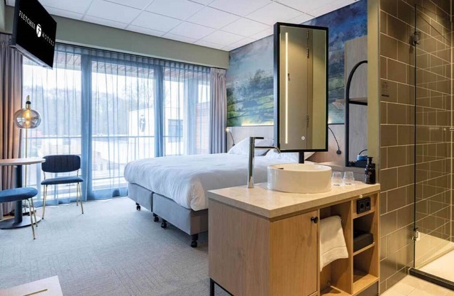 Modern Room Ideal for Exploration of Batavia Fashion Outlet - 3 Units