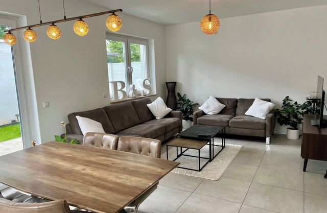 Modern Room in House w/Pool & Backyard. Easy & quick access to City Center