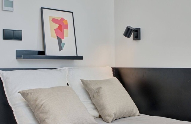 Modern Room with High-Speed Wi-Fi in Pamplona