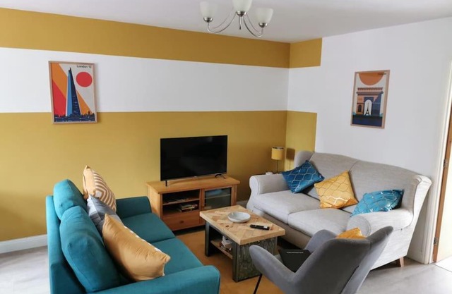 Modern Roomy 3 BR Home Pershore