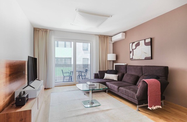 Modern Rudolfsheim-Fünfhaus 1BR w/Elevator, by Bluwground