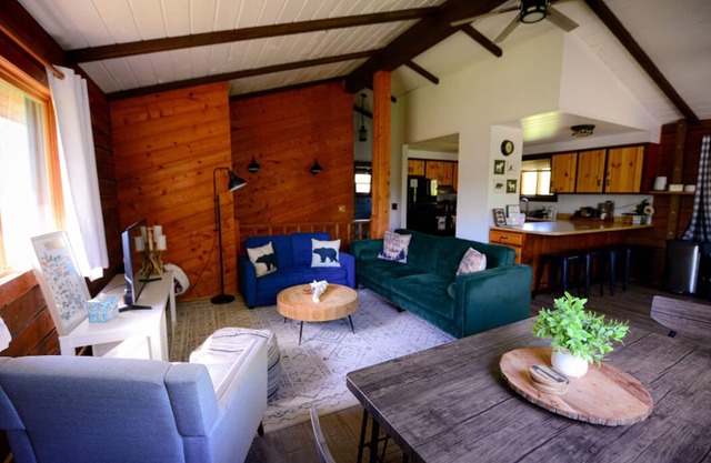 Modern Rustic Cabin.Hottub.Sleeps9.nearStCroixStPk