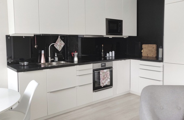 Modern Scandinavian home with free parking, easy city centre & airport access