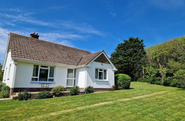 Modern Seaside Cottage- short walk to beach