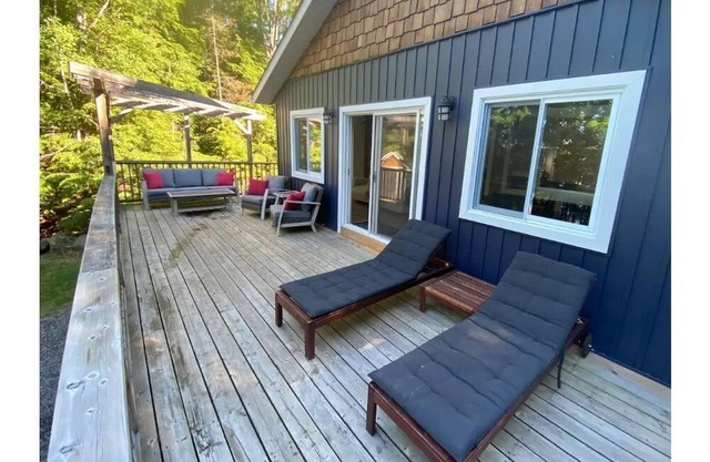 Modern Secluded Lakefront Cottage in Muskoka