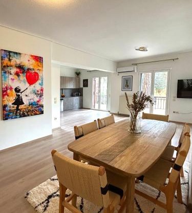 Modern Secluded Living in Athens - Minutes from Metro