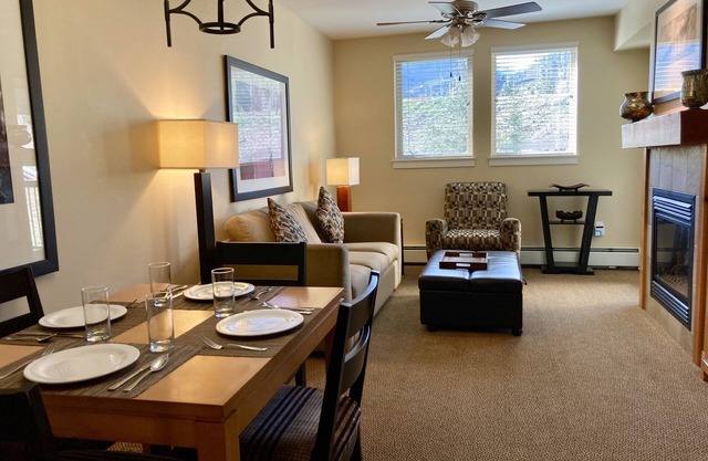 Modern Ski-In/Ski-Out 1BR Condo w/FirePlace, Mtn Views & Huge HotTub