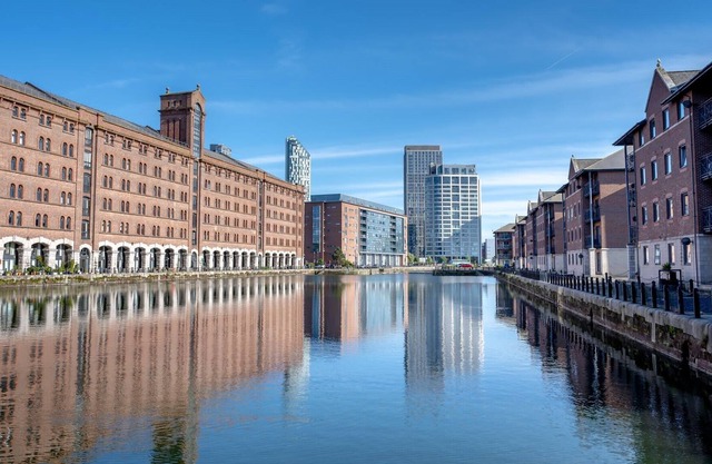 Modern, Spacious 2 Bed Waterfront Apartment, Private Parking