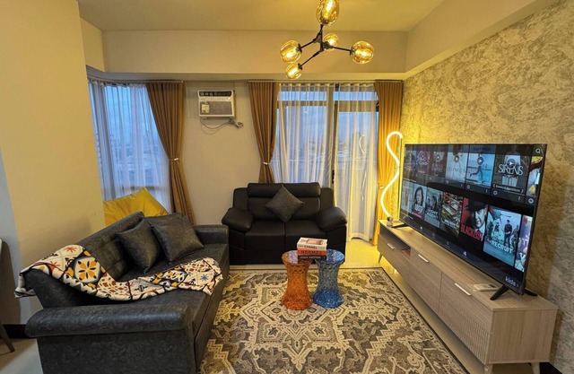 Modern & Spacious 2BR 68 sqm Condo in Manhattan Heights Pool View
