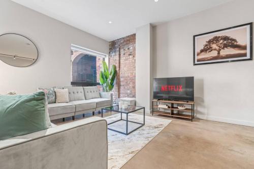 Modern Spacious 2BR in the Heart of Digbeth, Sleeps 6, Family Friendly, Parking, WiFi, Near Bullring