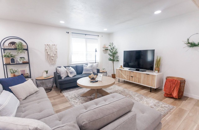Modern & Spacious 4-bedroom Home 15 min to U of O, 11 min from Airport