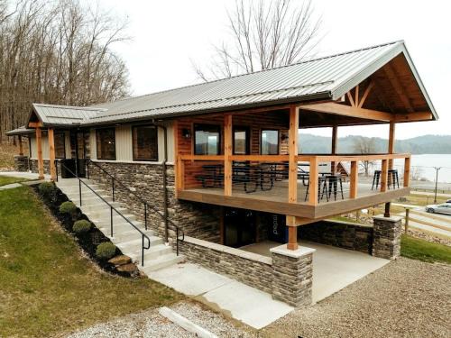 Modern Spacious Cabin with Jacuzzi and Panoramic Views in Ohio