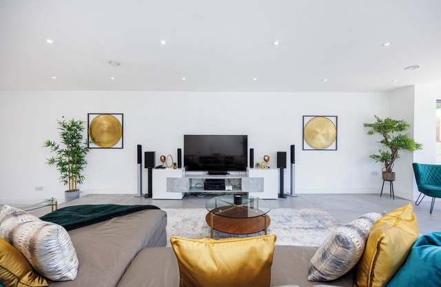 Modern spacious smart home in English countryside - 18 mins train to Kings Cross