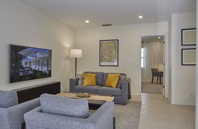 Modern & Spacious Luxury Apartment – Steps to the Beach