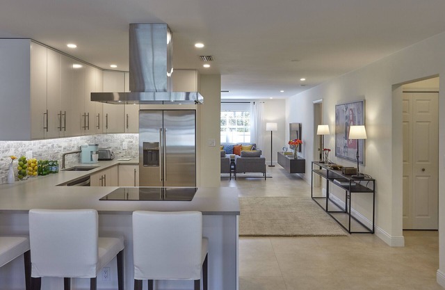 Modern & Spacious Luxury Apartment – Steps to the Beach