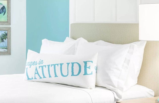 Modern Stay | 1 King Bed | Near Kansas City Landmarks | Onsite Swimming Pools