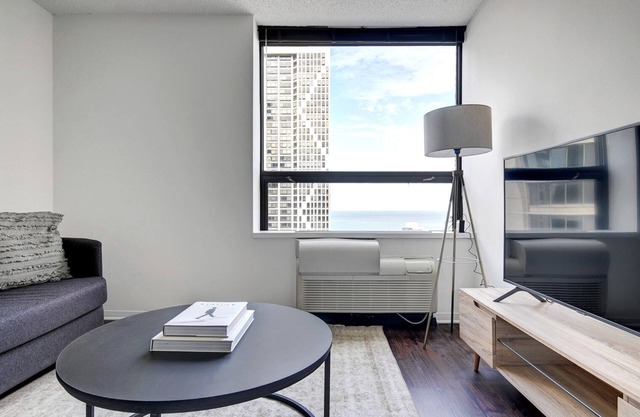 Modern Streeterville 1BR w/Gym, Pool, walk to Navy Pier, by Blueground