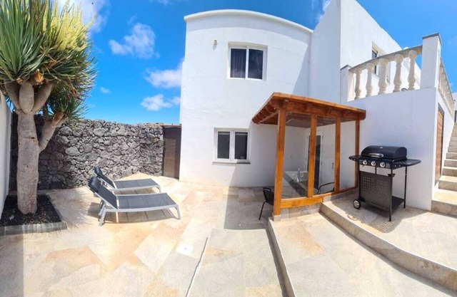 Modern Studio in Rural Tinajo with Patio, BBQ & Coastal Views – Perfect Getaway!