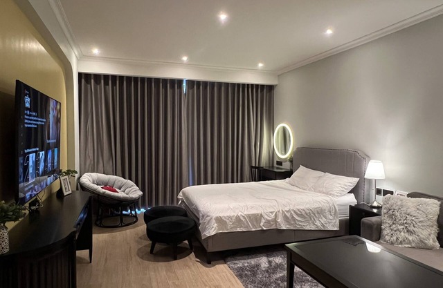 Modern studio w/overlooking beach & free Netflix -