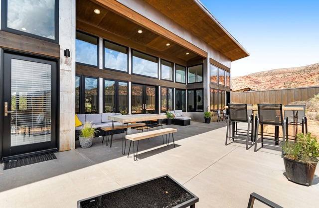 Modern stunner close to hiking with lots of space, amazing mountain views & W/D