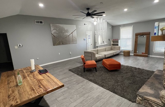 Modern style home! By hobby airport and Nasa. Full kitchen and strong WIFI .