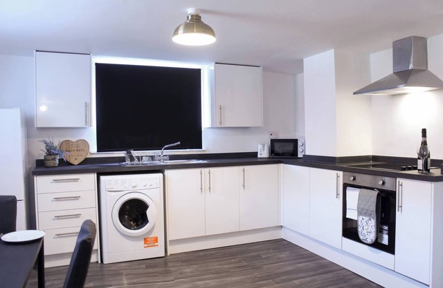 Modern & Stylish 1BR Apt in Central Heywood
