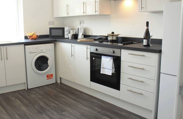 Modern & Stylish 1BR Apt in Central Heywood