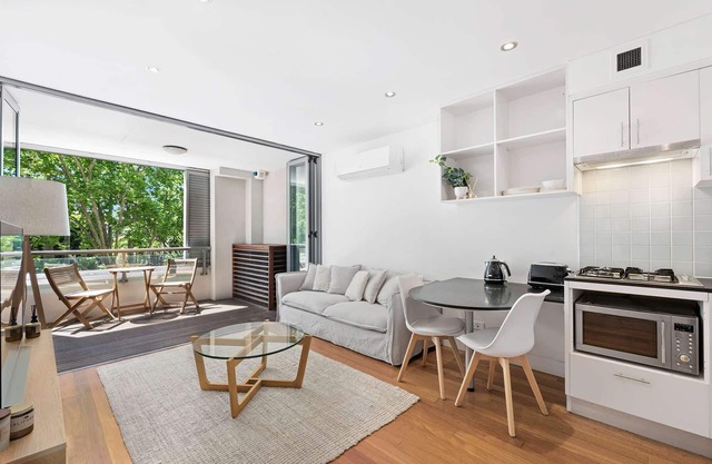 Modern stylish 1BR apartment w/balcony, superb location