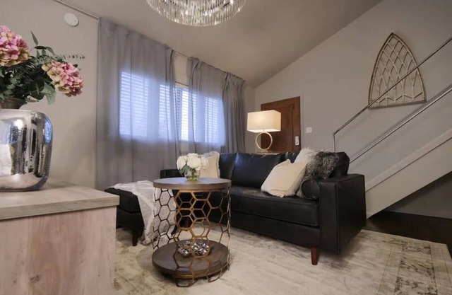 Modern & Stylish 2BR/1BA loft in Dallas’ Historic Deep Ellum/Junius Heights District. Features king & queen beds, private balcony, and access to an offsite award-winning courtyard retreat.