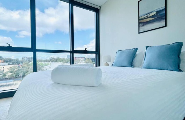 Modern stylish 3 bedroom condo - Parking, Gym, Pool