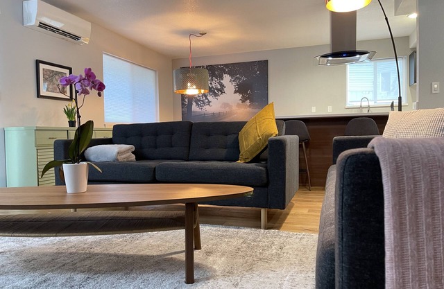 MODERN, STYLISH HOME w/open floor concept in top location, fully equipped