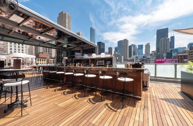 Modern Suite with Rooftop Lounge & Views of Downtown Chicago