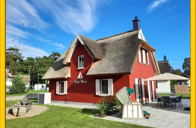 Modern thatched Baltic Sea holiday home on Usedom with sauna, fireplace & sun terrace