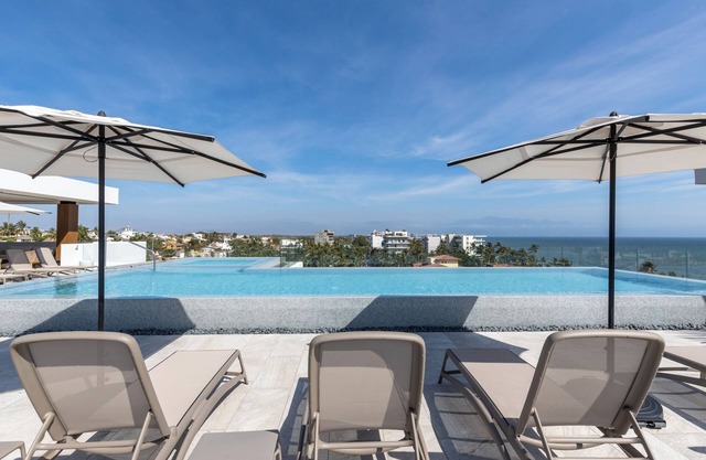 Modern top floor condo w/Oceanview & Infinity Pool