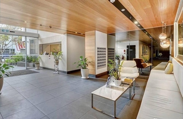 Modern top floor, entire unit with view of the story bridge. Pool and gym.