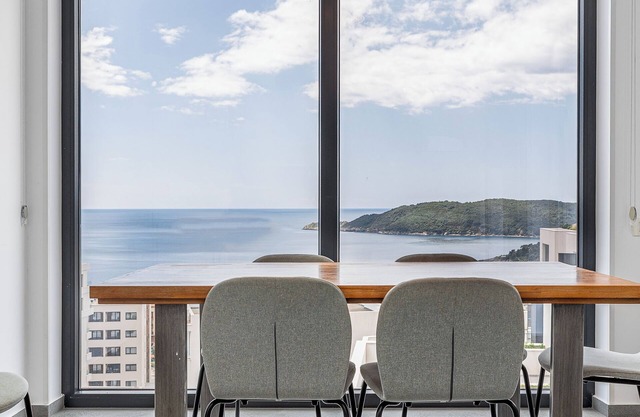 Modern Top Floor Sea View 3BR-Pool Spa Gym Luxury