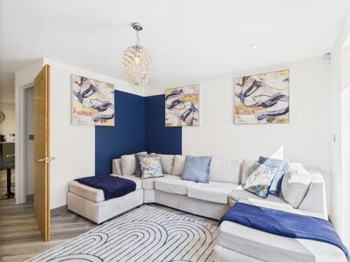 Modern Townhouse Sleeps 6