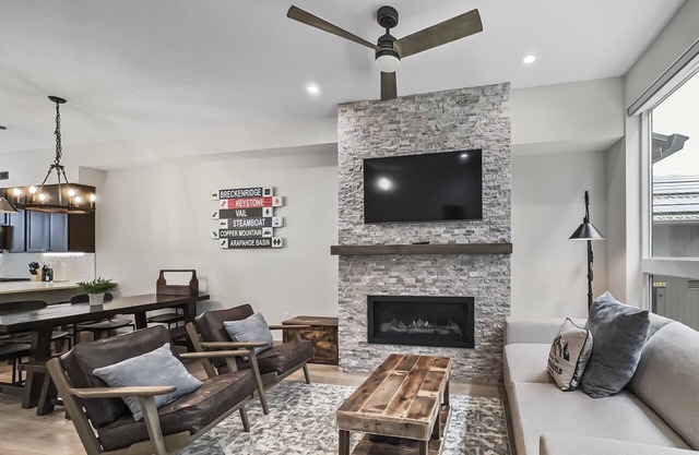 Modern Townhome, Rooftop Hot tub, Private Garage 58B