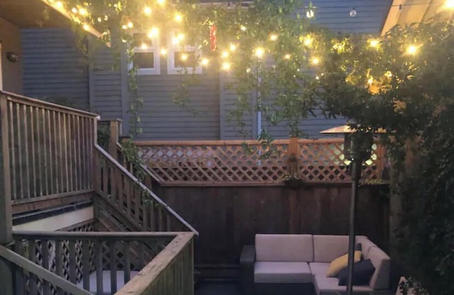 Modern townhome sleeps 6 with backyard, 10 min from downtown in desirable area