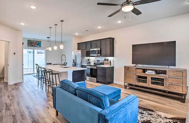 Modern Townhome ~ 3 Mi to Dtwn Grand Junction