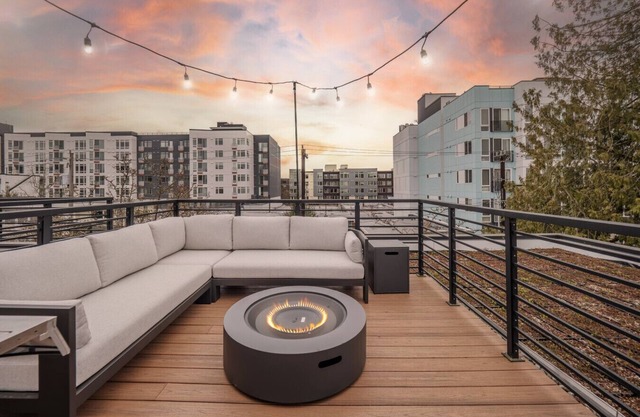 Modern Townhome w/Rooftop Deck, Walk to Greenlake