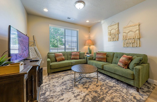 Modern townhome with pool & hot tub, near parks & trails