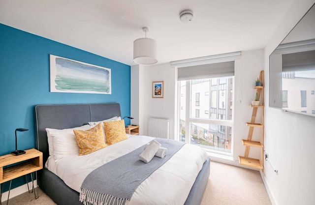 Modern Townhouse - Parking, EV Charger & Balcony