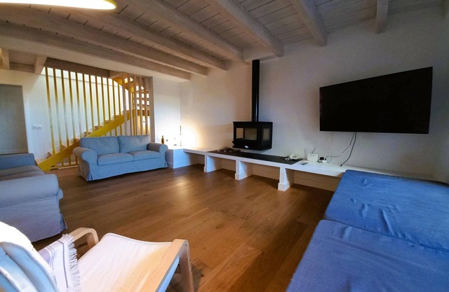 Modern Townhouse, Sleeps 6, Pool, A/C, WiFi, Fireplace, Costa Brava