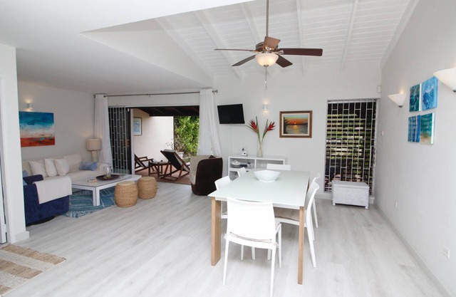 Modern Townhouse w/Garden View + Walking Distance to Beach