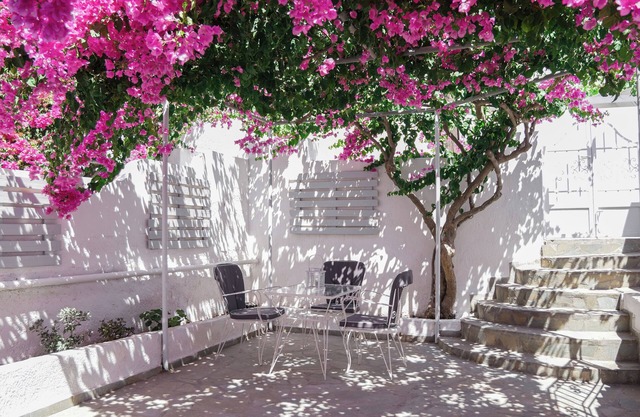 Modern Traditional Cave Villa, Close to Fira, Port and Airport!