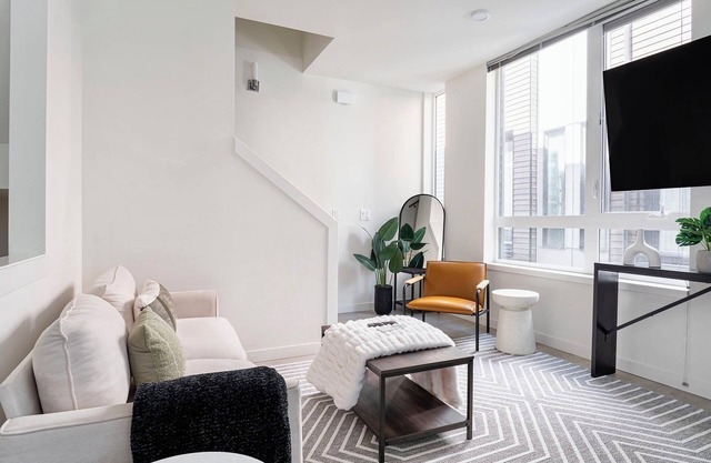Modern Tri-Level Townhouse m/s Downtown, UW