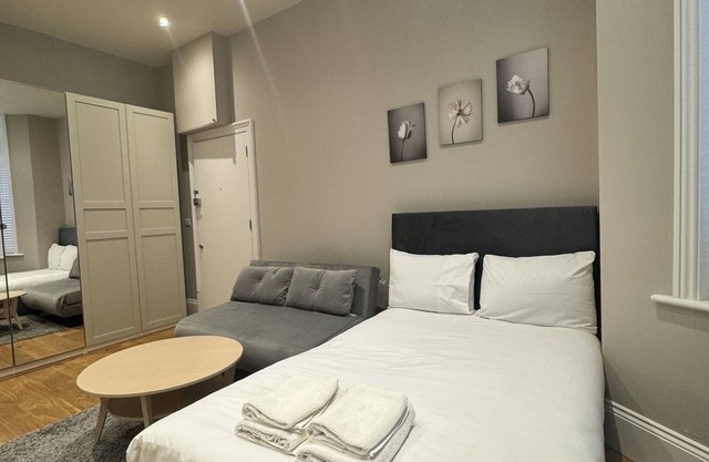 Modern Triple Studio Finchley Rd Central London F1
