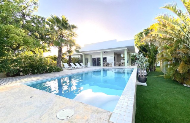 Modern tropical house with 3 bedrooms, close to the beach!